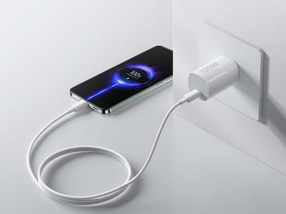 Xiaomi 120W Charger GaN con un smartphone