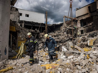 Bomberos en medio de los escombros de un centro cultural bombardeado en Derhachi, cerca de Járkov, este miércoles.