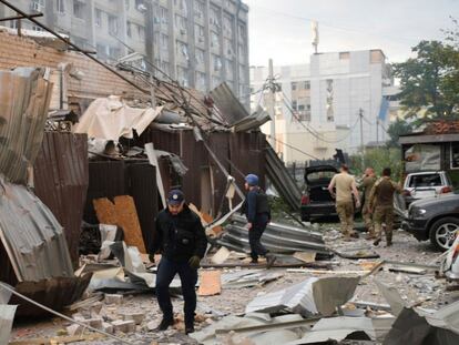Personal de emergencias, militares y policías junto a la pizzería atacada el pasado junio en Kramatorsk.