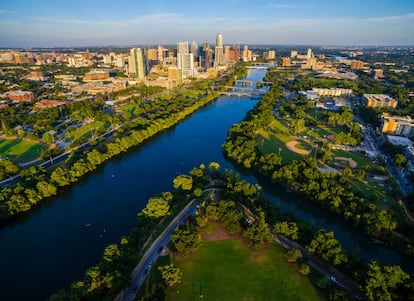 Vista de la ciudad con el río en primer plano.