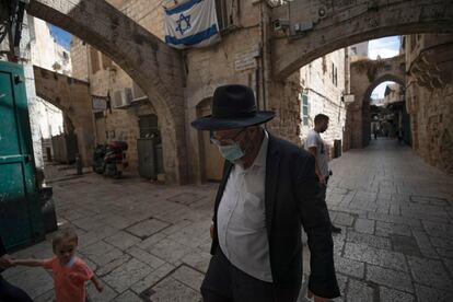 Un hombre camina por las calles de Jerusalén el martes. 