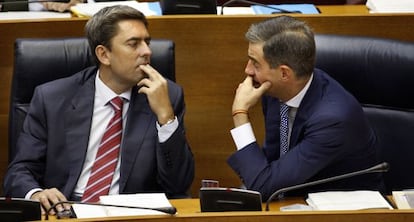 El exvicepresidente valenciano, Vicente Rambla ( i) conversa con el exsecretario general del PP de la comunidad, Ricardo Costa, durante un pleno en las Cortes Valencianas, en 2009.