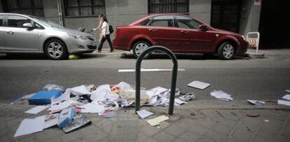 Restos de basura el lunes en la calle de Luis Cabrera (Chamartín).
