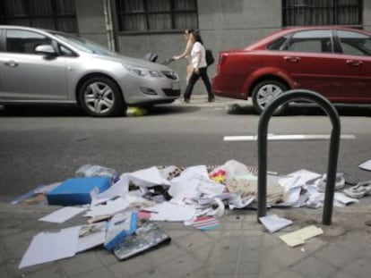 Restos de basura el lunes en la calle de Luis Cabrera (Chamartín).