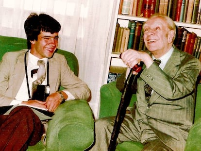 Claudio P&eacute;rez M&iacute;guez y Jorge Luis Borges, en 1982, en Buenos Aires.