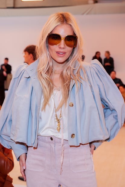 Sienna Miller, que ha abrazado como ninguna la nueva reinterpretación del 'boho' de Chloé, en el desfile de la marca.