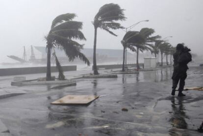 Un hombre camina junto al mar en la isla New Providence (Bahamas), ayer durante el paso del huracán Irene.