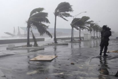 Un hombre camina junto al mar en la isla New Providence (Bahamas), ayer durante el paso del huracán Irene.