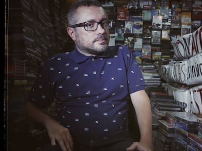 El director de cine Roberto Pérez Toledo, en el video club Import Video de Vallecas en 2017.