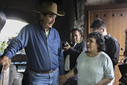 El expresidente de México, Vicente Fox y la actriz, Carmen Salinas en el Centro Fox en marzo de 2014.