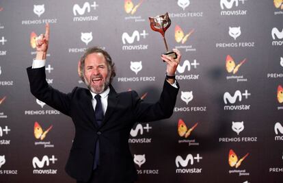 El director Antonio Méndez posa tras recoger el premio a Especial Feroz por la película 'La vida y nada más'.