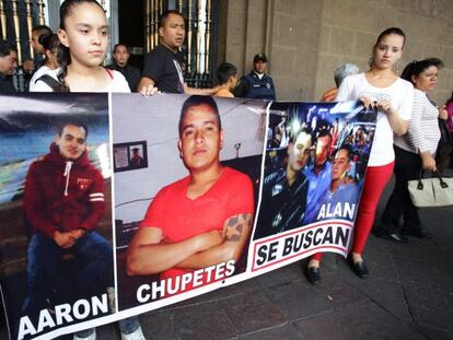 Familiares de los desaparecidos, en la sede del Gobierno del DF.