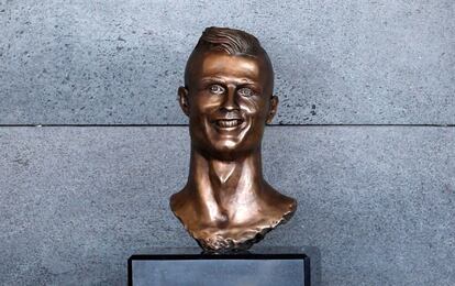 El criticado busto de Cristiano Ronaldo en la inauguración del aeropuerto de Madeira (Portugal) que lleva su nombre.
