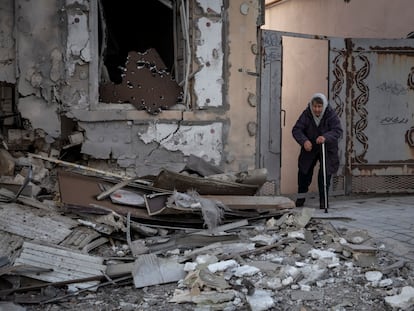 Una residente de la ciudad de Jersón entre los escombros dejados por un bombardeo ruso.