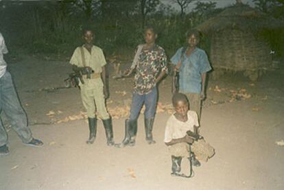 Cuatro niños guerrilleros del Ejército de Resistencia del Señor, en el norte de Uganda.