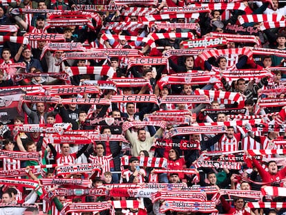 Aficionados del Athletic, en la grada de San Mamés en el último derbi en Bilbao ante la Real Sociedad.