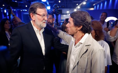 Los expresidentes del Gobierno del Partido Popular, Mariano Rajoy (a la izquierda) y José María Aznar, este viernes.