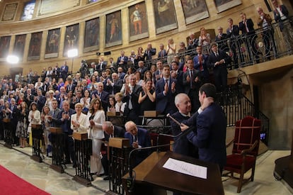 El lehendakari en funciones, Iñigo Urkullu (segundo por la izquierda), entrega la 'malika' a su sucesor Imanol Pradales durante su toma de posesión como lehendakari.