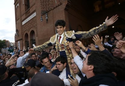 Alberto López Simón, por la Puerta Grande de Las Ventas.