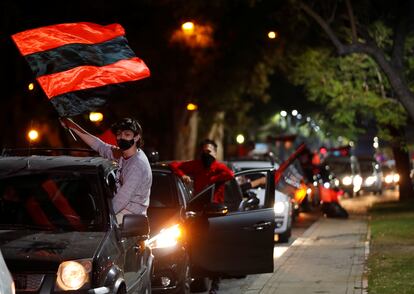 Aficionados de Newell´s salen a la calle para pedir el regreso de Messi.