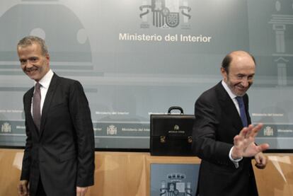 Antonio Camacho (izquierda) y Alfredo Pérez Rubalcaba, en el traspaso de cartera.