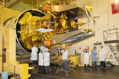 Colocación de la sonda <i>Phobos-Grunt</i>, con destino a Marte, en el cohete Zenit que la ha lanzado al espacio desde la base de Baikonur, en Kazajstán.