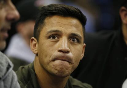 Alexis, contempla un partido de la NBA.