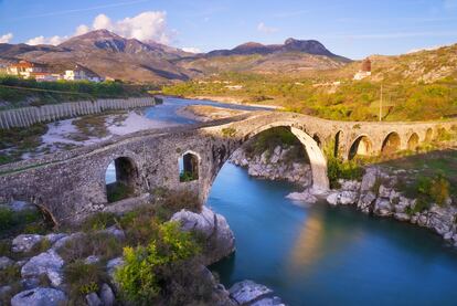 Albania. Este país europeo se ha convertido en pocos años en un destino para los que buscan el exotismo sin salir del Viejo Continente. Este país balcánico y mediterráneo es un enigma, más salvaje y menos refinado que el resto Europa. Viajar hasta allí es todavía una aventura. Tras muchas décadas de fronteras cerradas, en 1991 empezó a recuperarse para el turismo, pero sigue siendo poco visitado, una tierra agreste con una historia que se remonta a una época de leyendas envueltas en brumas. Aquí se puede disfrutar de un Mediterráneo auténtico sin las multitudes de Grecia, de un país rural con un corazón montañoso y una costa fantástica y todavía sin explotar. Podremos conectar con los albaneses en sitios cotidianos, como el ferri que cruza el lago Koman en medio de un impresionante paisaje de montaña, uniendo las ciudades de Koman y Fierze. Sin olvidar que en lo alto de las montañas viven campesinos en ocultos pueblecitos igual que hace siglos. Habrá también que visitar Berat, la ciudad de las mil ventanas, con sus casas otomanas blancas trepando por la colina hasta el castillo. Y tomar el sol en Drymades o en algunas de las muchas playas de la espectacular costa jónica. O visitar las ruinas más espectaculares del país, las de Butrint y su teatro griego, pero sobre todo recorriendo las calles de Tirana, sus cafés, sus plazas y sus calles peatonales: una ciudad ruidosa y muy pintoresca.