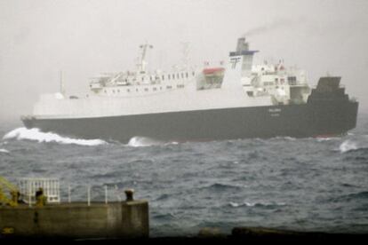 Un barco lucha con el oleaje en el puerto de Santa Cruz de Tenerife.
