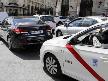 Taxis y veh&iacute;culos de alquiler con conductor (VTC) coinciden en las calles de Madrid.