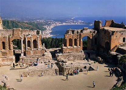 Teatro griego de la ciudad siciliana de Taormina, junto al mar Jónico, desde el cual se ve el paisaje de la inmensa bahía.
