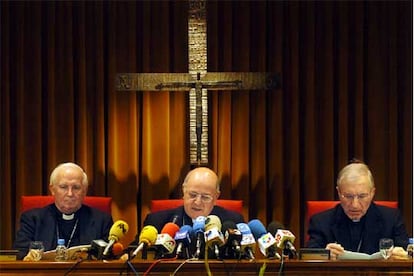 El presidente de la Conferencia Episcopal, Ricardo Blázquez (centro), el cardenal Antonio María Rouco Varela (derecha) y el arzobispo Antonio Cañizares.