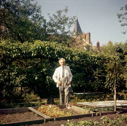 El poeta, escritor y director de cine Jean Cocteau al sol en el jardín de su casa en Milly-La-Foret, en la región de Isla de Francia, al sur de París, en 1963. |