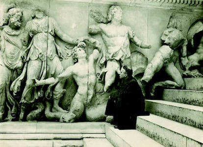 Charlie Chaplin en el Museo de Pérgamo durante su visita a Berlín en 1934.