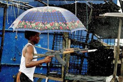 Un joven soldado, en las calles de Freeport (Liberia) en agosto de 2003.