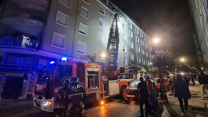 Bomberos trabajan en el edificio afectado por el incendio, este miércoles. 