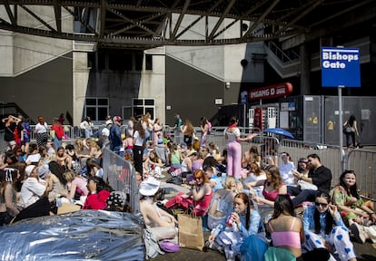 Grupo de fans hacen cola en el concierto de Harry Styles