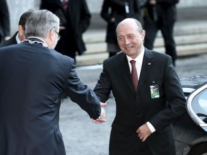 El presidente rumano, Traian Basescu, llega el lunes a Oslo para la entrega del Nobel a la UE.