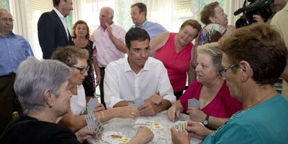 Visita de Pedro Sánchez a un centro de mayores.