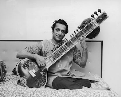 El músico Ravi Shankar con su sitar, en 1965.