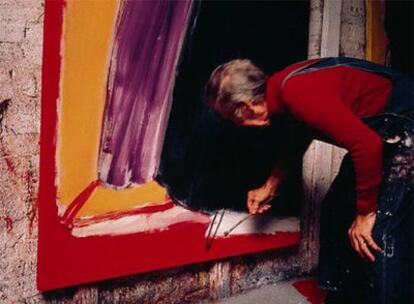 José Guerrero trabajando en la obra <i>Ronda</i> en su estudio de Nueva York a principios de los años ochenta.