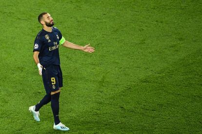 Karim Benzema, jugador del Real Madrid, reacciona durante el partido.