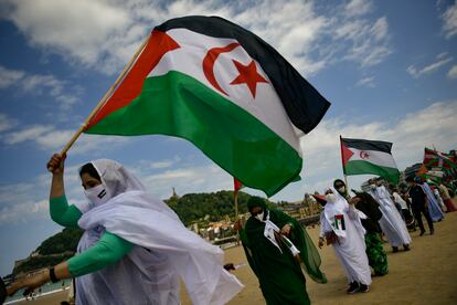 Manifestación en favor del líder del Polisario, Brahim Gali, el pasado domingo en la playa de La Concha de San Sebastián.