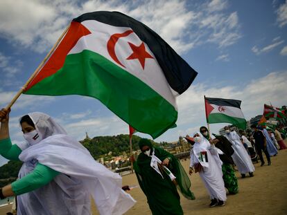 Manifestación en favor del líder del Polisario, Brahim Gali, el pasado domingo en la playa de La Concha de San Sebastián.