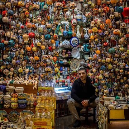 Hasan Ayazgok posa en el interior de su tienda familiar de cerámica tradicional turca, ubicada en el Gran Bazar de Estambul (Turquía). El Gran Bazar de Estambul es uno de los más grandes mercados cubiertos del mundo formado por más de 3.000 tiendas artesanales.