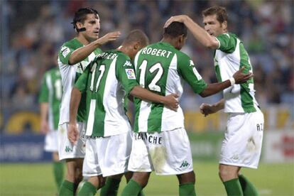 Los jugadores del Betis felicitan a Robert (2-d) tras marcar el gol ante el Zaragoza