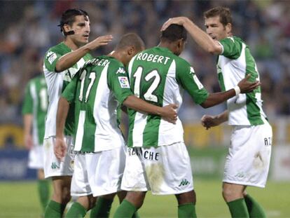 Los jugadores del Betis felicitan a Robert (2-d) tras marcar el gol ante el Zaragoza