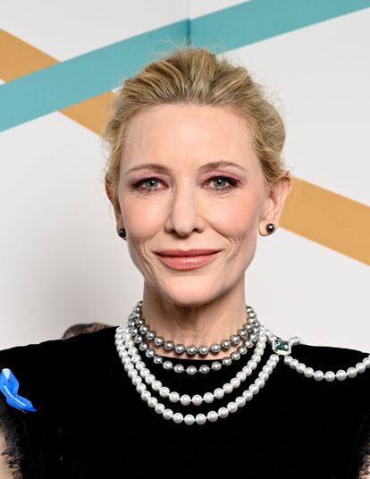 Cate Blanchett, nominada a mejor actriz protagonista por Tàr, lució un lazo azul en homenaje a los refugiados de la guerra de Ucrania.