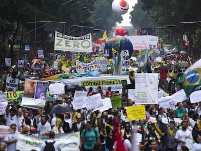 Activistas participan en una marcha de Greenpeace por las calles de R&iacute;o.