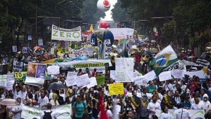 Activistas participan en una marcha de Greenpeace por las calles de Río.